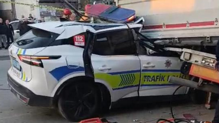 Manisa'da trajik olay! Trafik polisi aracı TIR ile çarpıştı: 1 ölü, 1 ağır yaralı