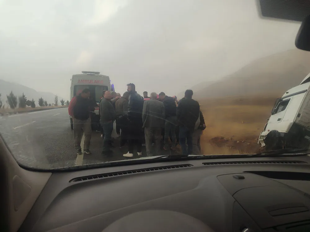 Midyat-Batman Yolu'nda Trafik Kazası: 1 Kişi Yaralanmış.