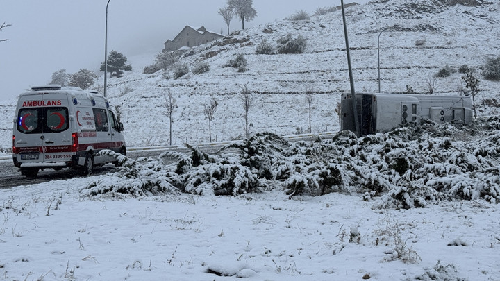Nevşehir'de işçi taşıyan araç devrildi: 14 kişi yaralandı.