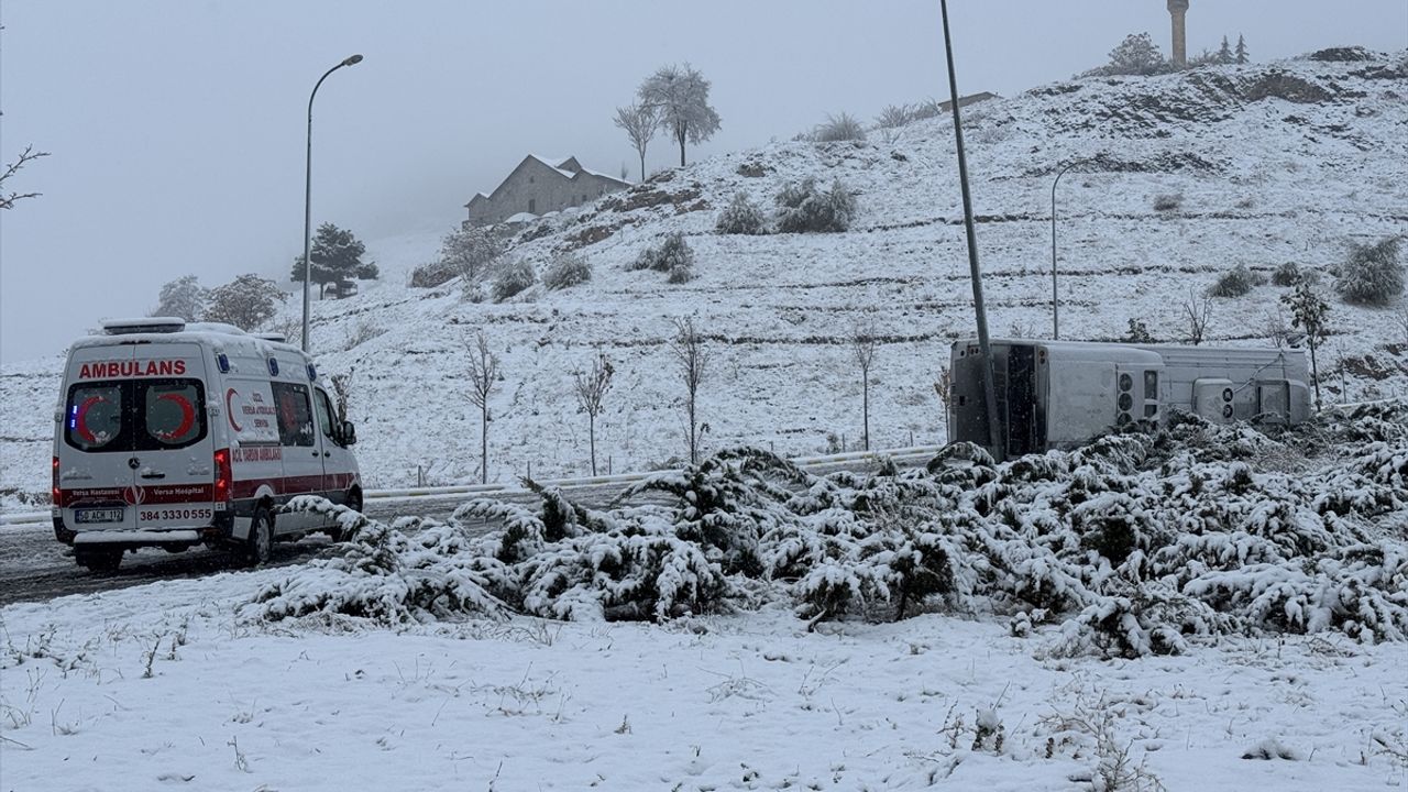 Nevşehir'de minibüsün devrilmesi sonucu 14 kişi yaralandı.