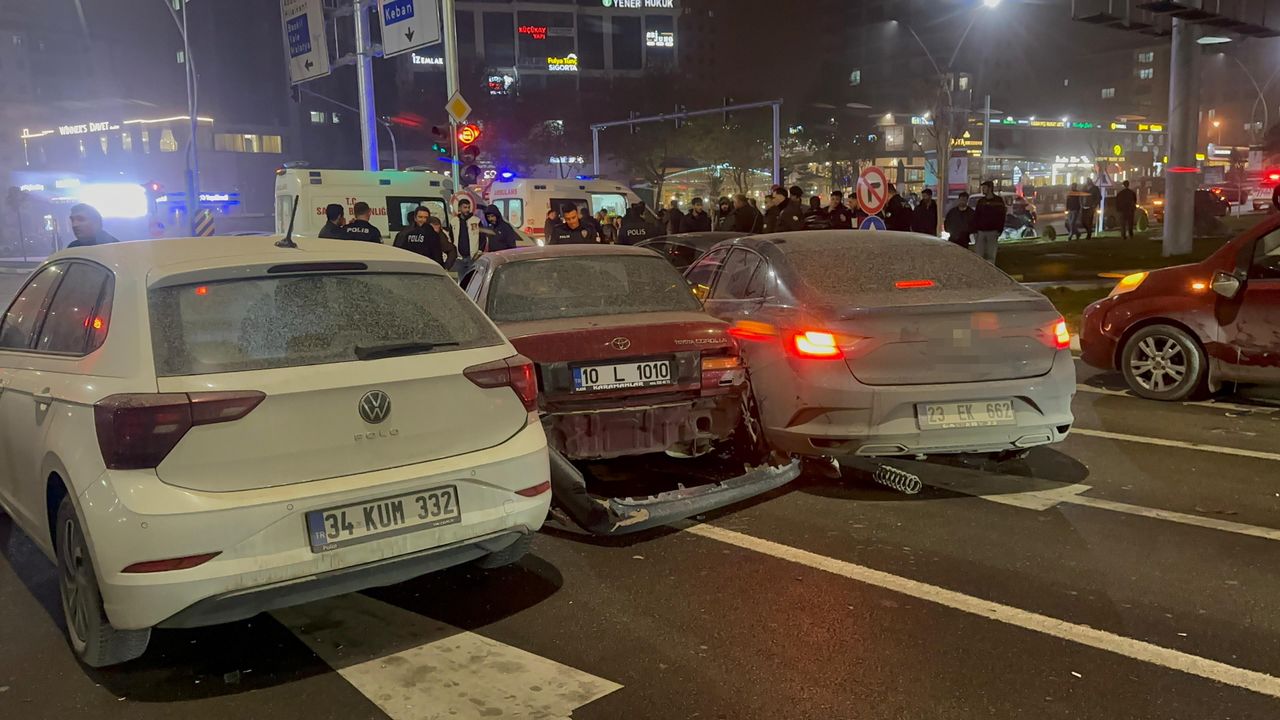 Peş peşe trafik kazası: 2 kişi yaralı