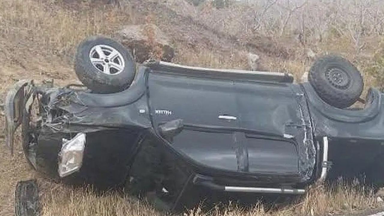 Siirt'te pikap devrildi: Sürücü, çevredekiler tarafından araçtan çıkarıldı.