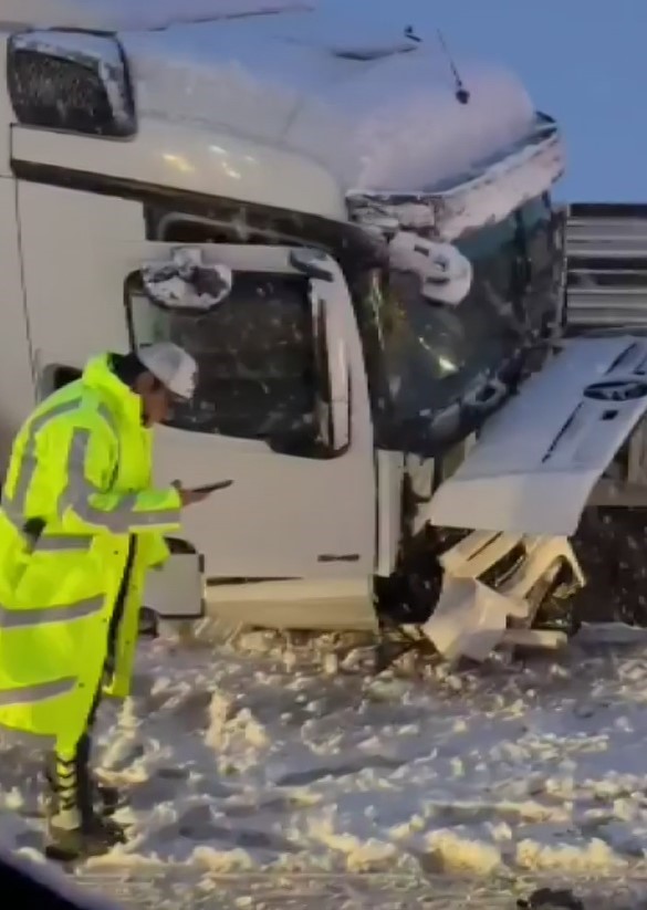 Sivas-Malatya Yolu'nda Zincirleme Trafik Kazası: 1 Kişi Hayatını Kaybetti, 5 Kişi Yaralandı
