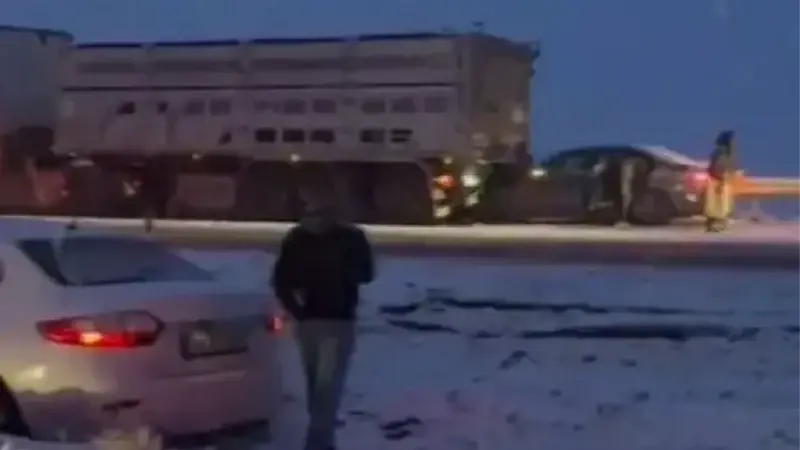 Sivas'ta kar yağışı nedeniyle meydana gelen kaza sonucunda bir kişi hayatını kaybetti, beş kişi yaralandı.
