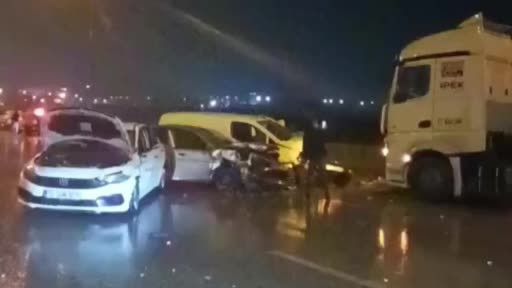 TAG Otoyolu'nda zincirleme kaza: 2 ağır yaralı, 13 kişi yaralandı.