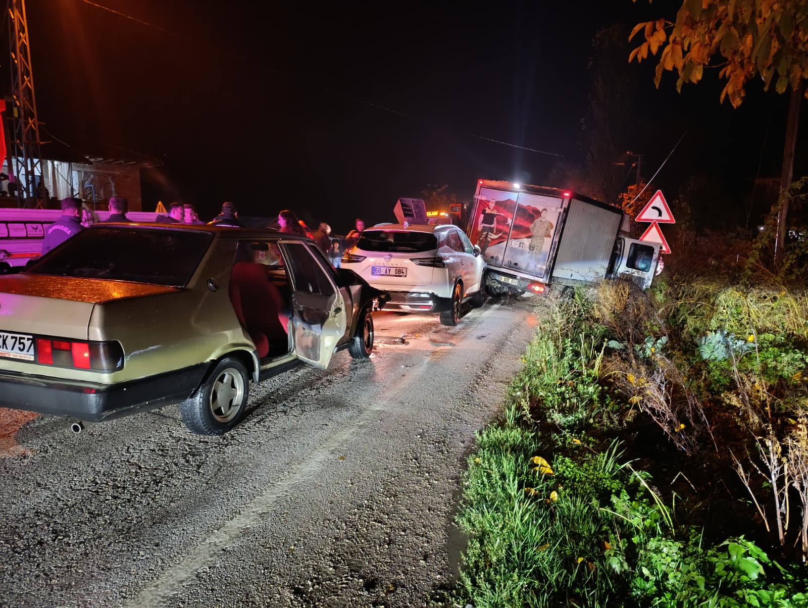 Tokat-Niksar Yolu'nda Trafik Kazası: 4 Araç Kaza Yaptı, Yol Kapatıldı!