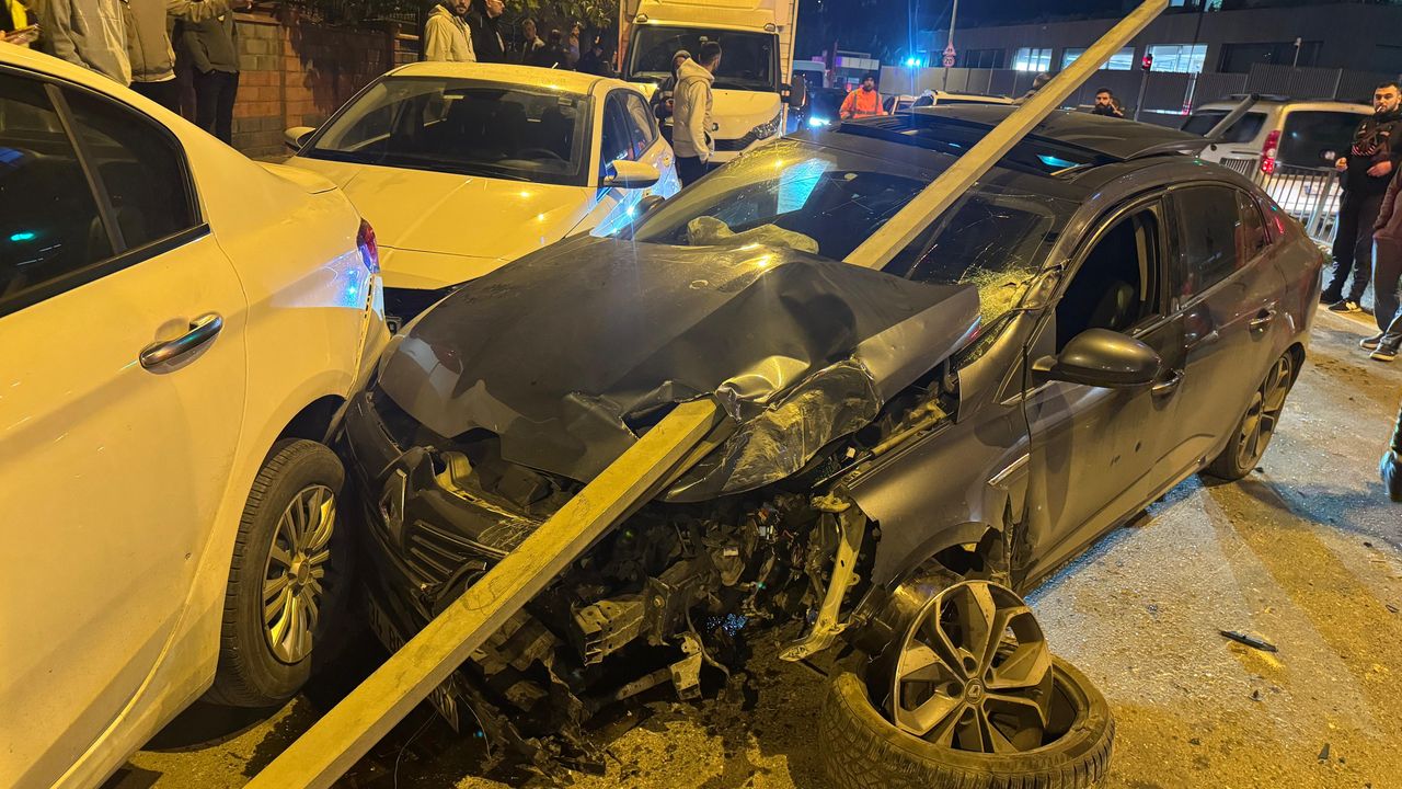 Ümraniye'de trafik kazası: Yol tabelasına çarpan sürücü yaralandı.