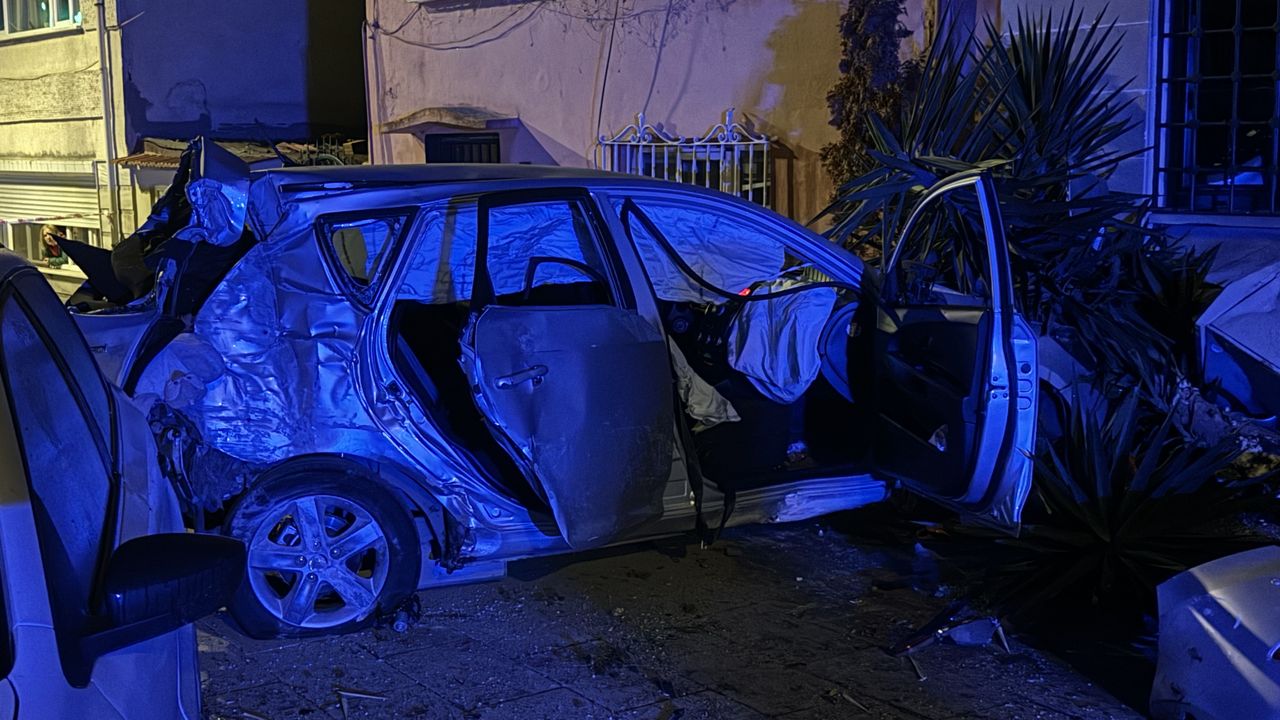 Üsküdar'da araç park halindeki başka araca çarptı, 1'i ağır 2 kişi yaralandı.