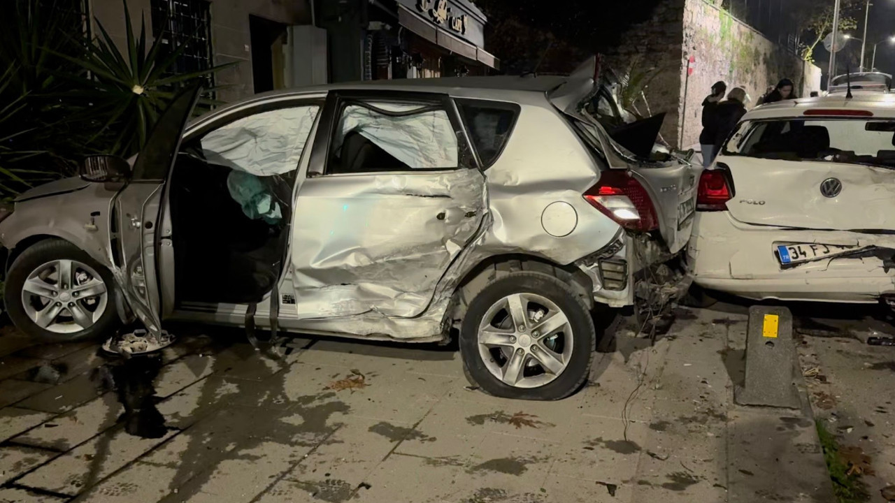 Üsküdar'da aracın kontrolden çıkması sonucu ortam savaş alanına döndü.