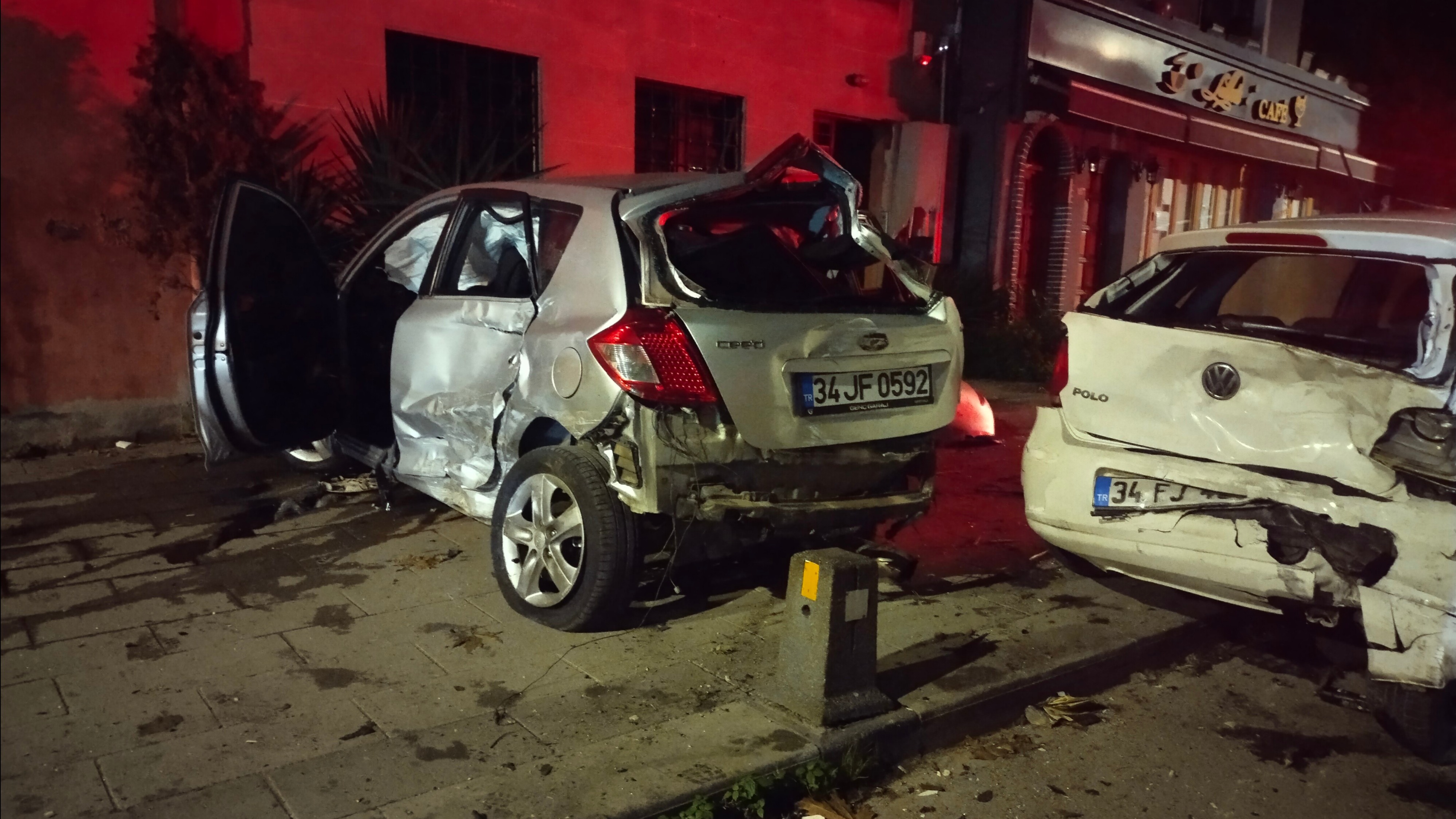 Üsküdar'da trafik kazası sonucu 1 kişi ağır, 2 kişi yaralandı.
