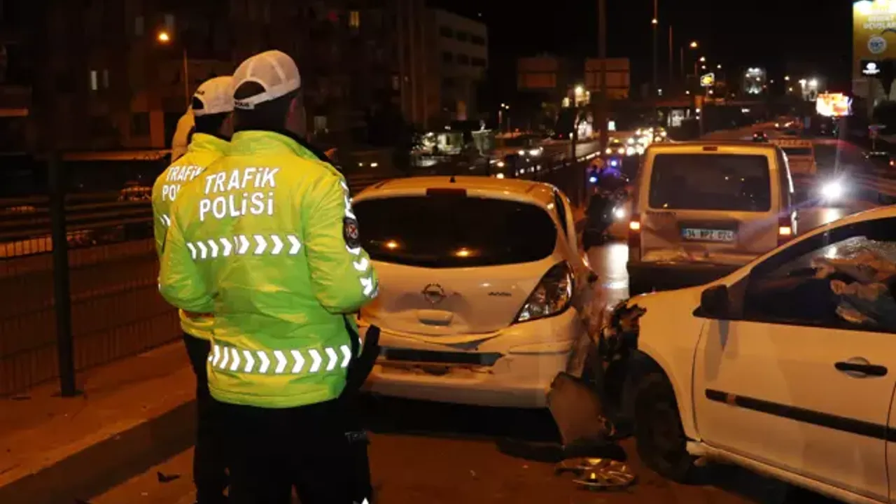 Antalya'da Zincirleme Kaza: 6 Araç Çarpıştı!