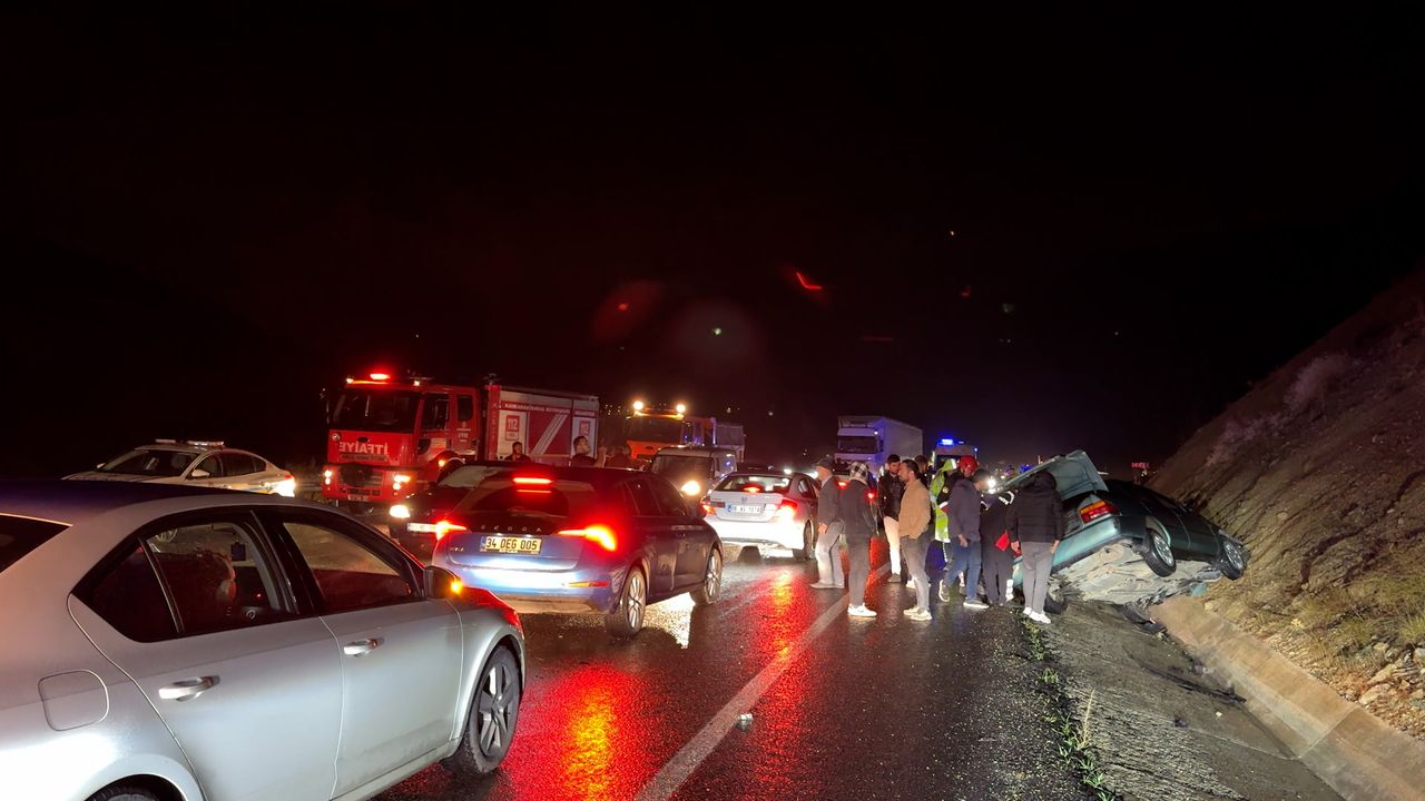 Göksun Arslanbey Tünelleri'nde ardışık kaza meydana geldi.
