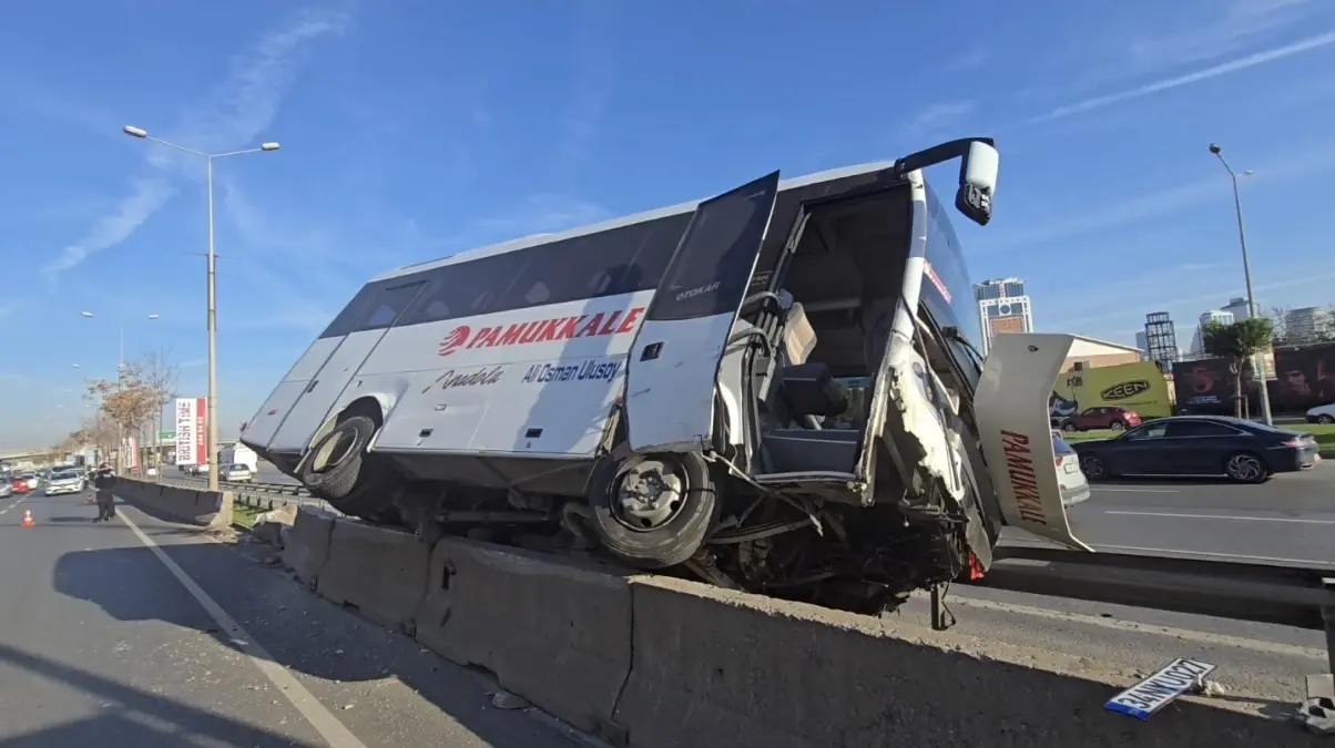 Kadıköy'de Kaza: Minibüs Devrildi