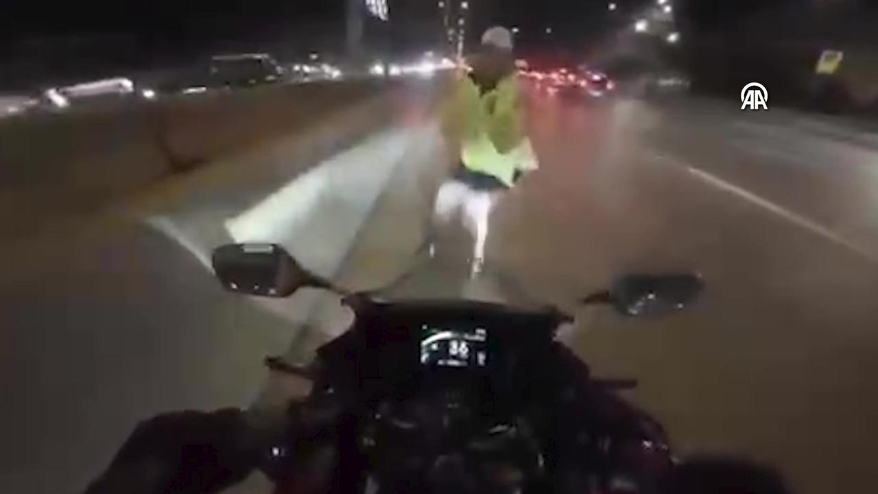 Kameralara yansıyan motosiklet sürücüsü ile trafik polisi kaza anında çarpıştı.
