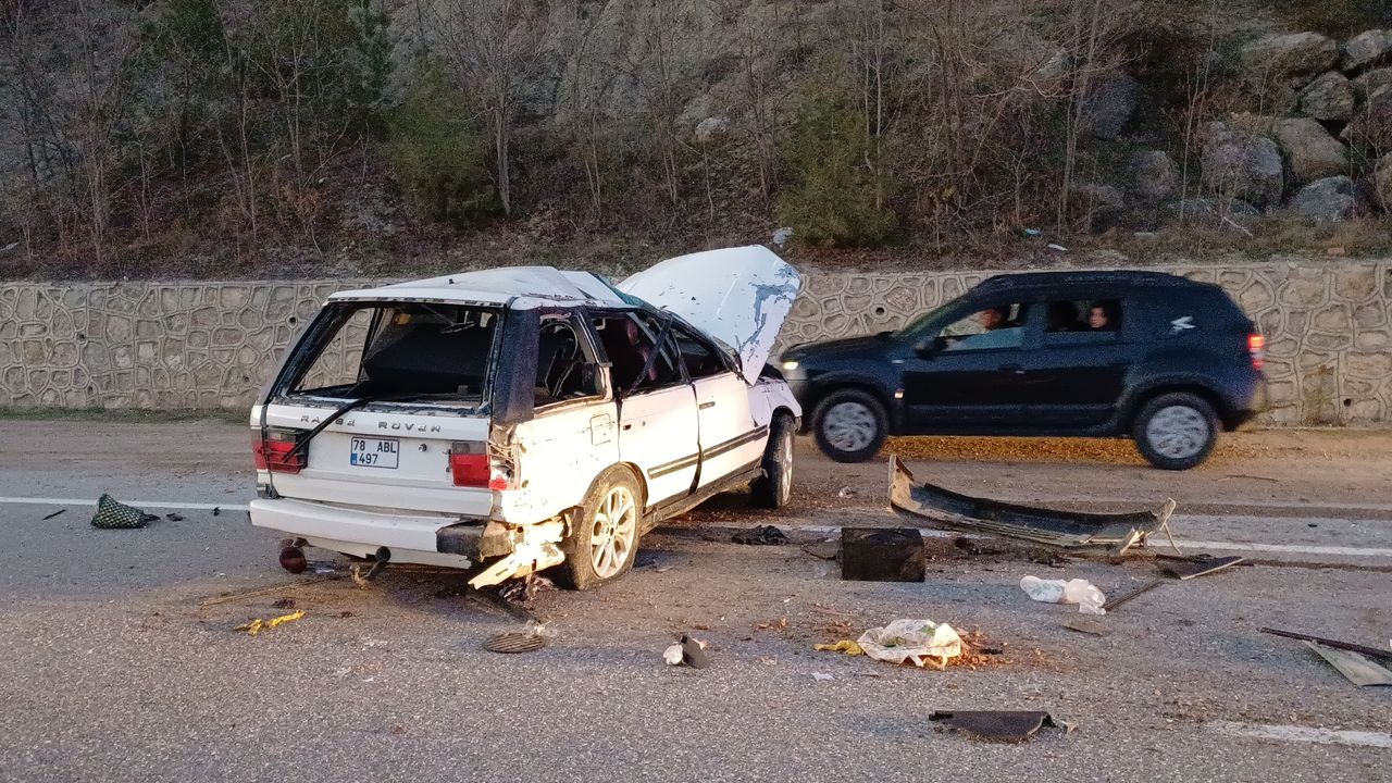 Karabük'te cipte meydana gelen trafik kazasında 2 kişi hayatını kaybetti, 7 kişi yaralandı.
