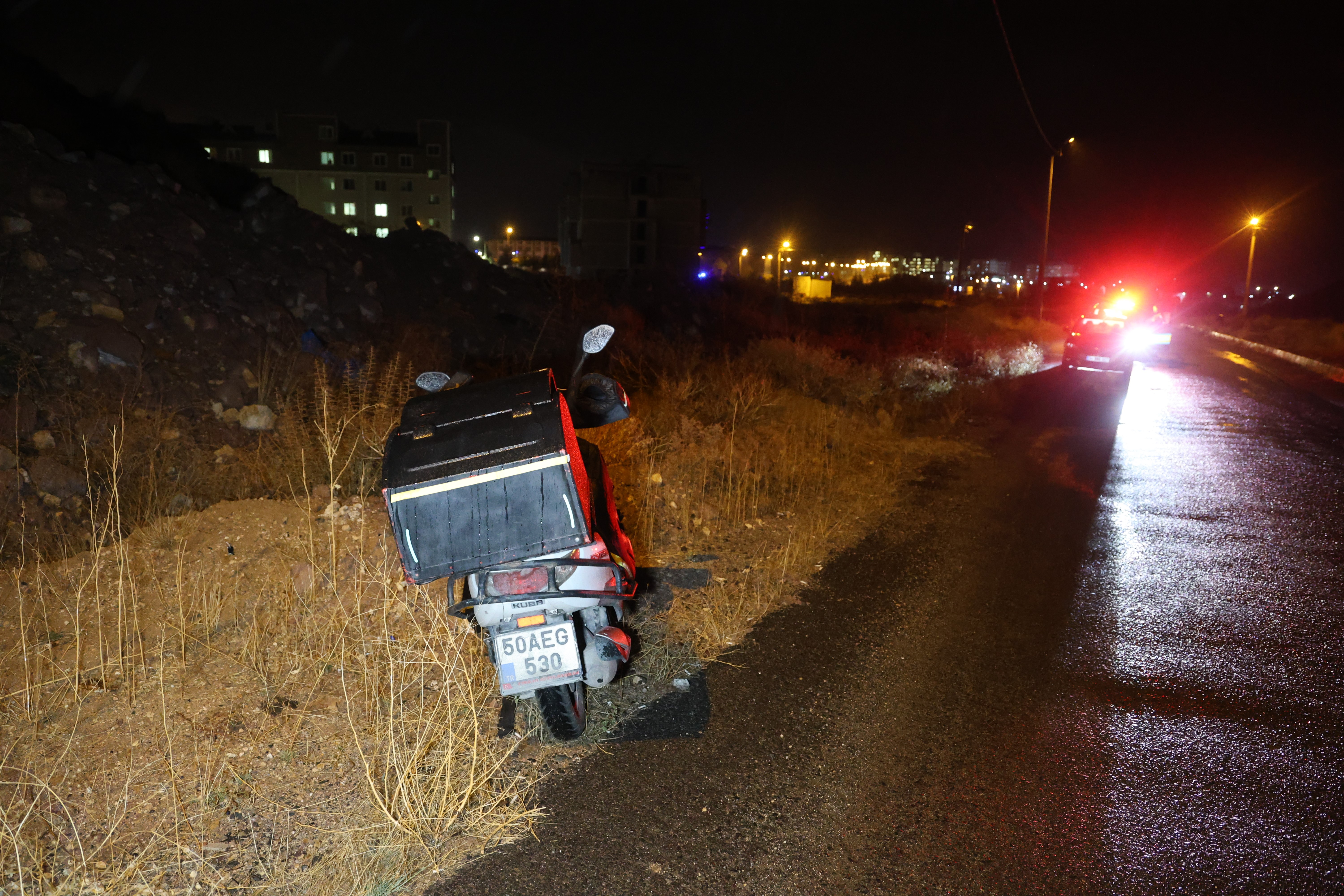 Kediyle çarpışmayı önlemek isteyen motorsiklet sürücüsü kaza yaptı.