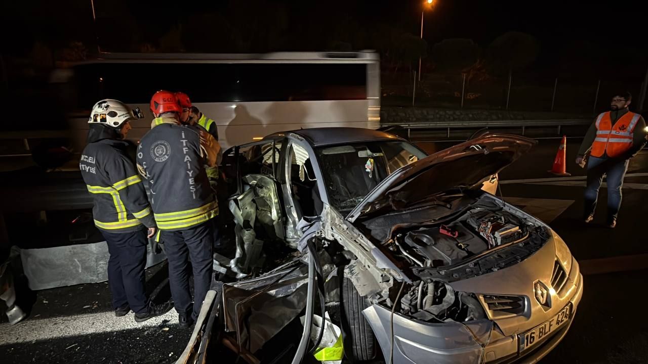 Kocaeli'de 3 aracın karıştığı kaza sonucu 6 kişi yaralandı.