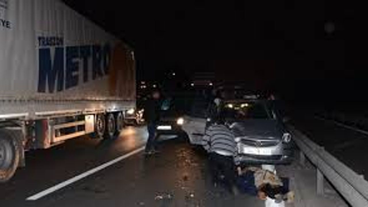 Kocaeli'de 3 aracın karıştığı kazada 6 kişi yaralandı.