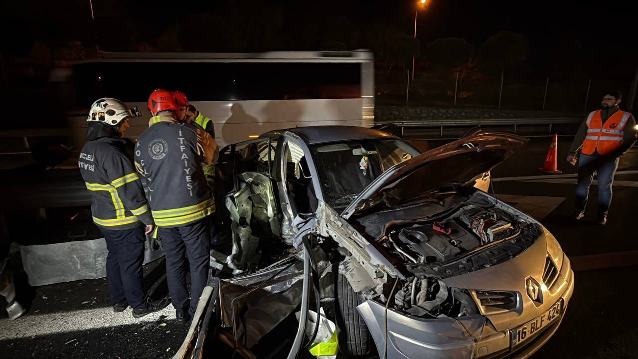 Kocaeli'de üç aracın karıştığı kaza sonucu 6 kişi yaralandı.