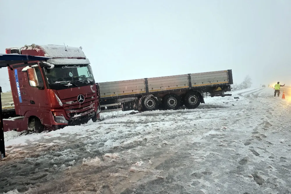 Sivas'ta tır ve üç aracın karıştığı zincirleme trafik kazasında araçlara zarar geldi.
