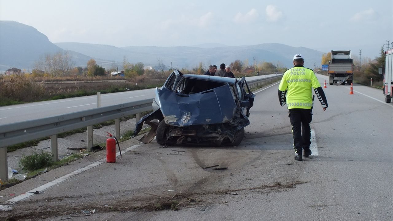 Turhal'da araç ve tırın kaza yapması sonucu 2 kişi yaralandı.