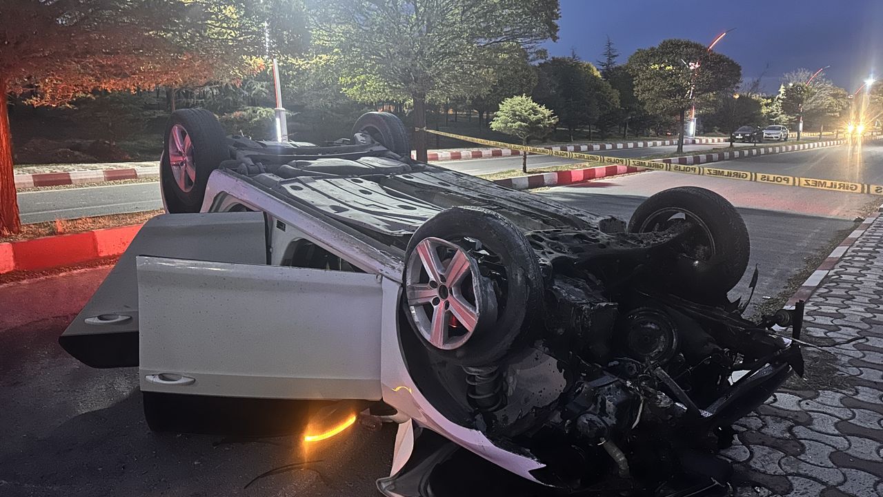Van'da bir aracın devrilmesi sonucu meydana gelen trafik kazasında 3 kişi yaralandı.