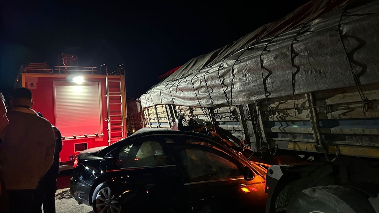 Afyon'da otomobilin arabayla çarpıştığı kazada 2 ölü, 2 yaralı var.