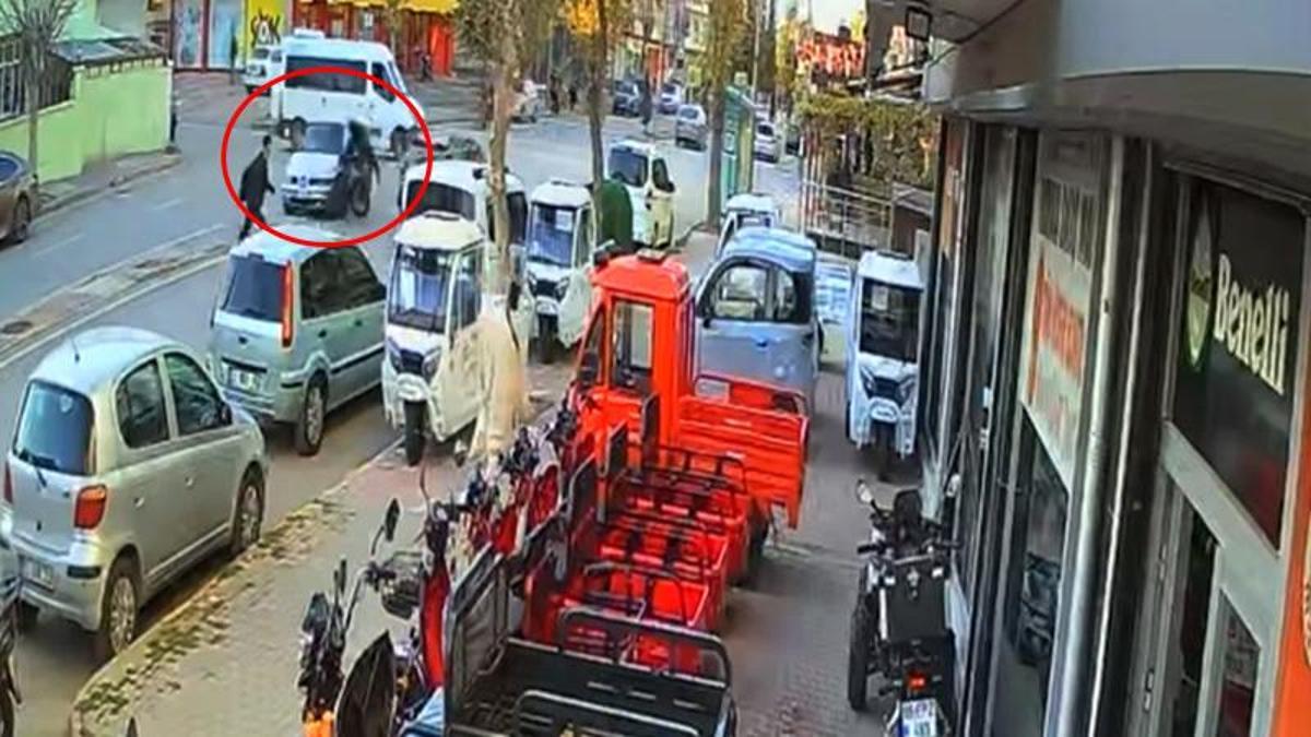 Elektrikli bisiklet sürücüsü kaza anında otomobile çarptı ve yaralandı, olay kamerada kaydedildi.