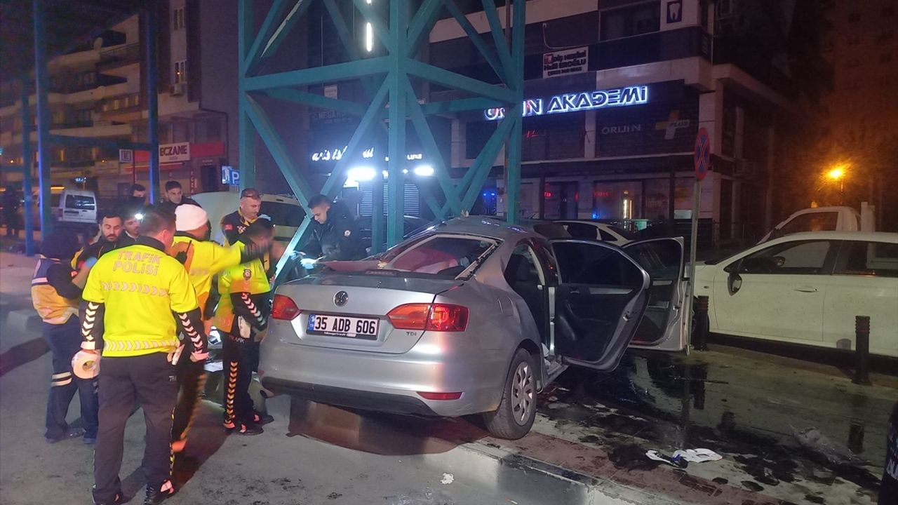 Manisa'da araç ile üst geçit çarpışması sonucu 1 kişi hayatını kaybetti, 3 kişi ağır yaralandı.