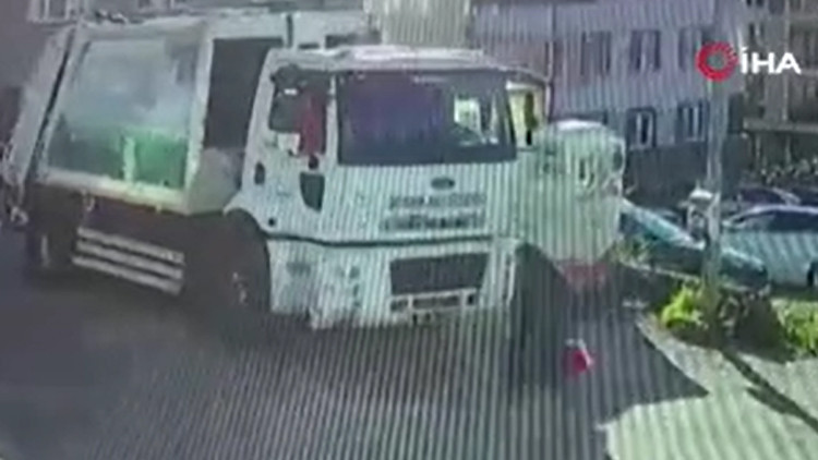 Yaşlı kadın çöp kamyonunun altında kalarak hayatını kaybetti, kaza anı kamerada görüntülendi.