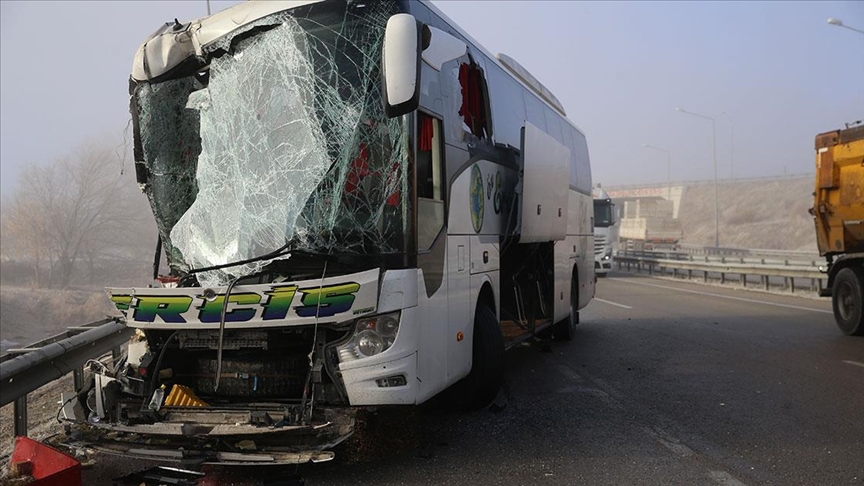 Erzurum'da bir yolcu otobüsü ile tırın karıştığı kaza sonucu 11 kişi yaralandı.