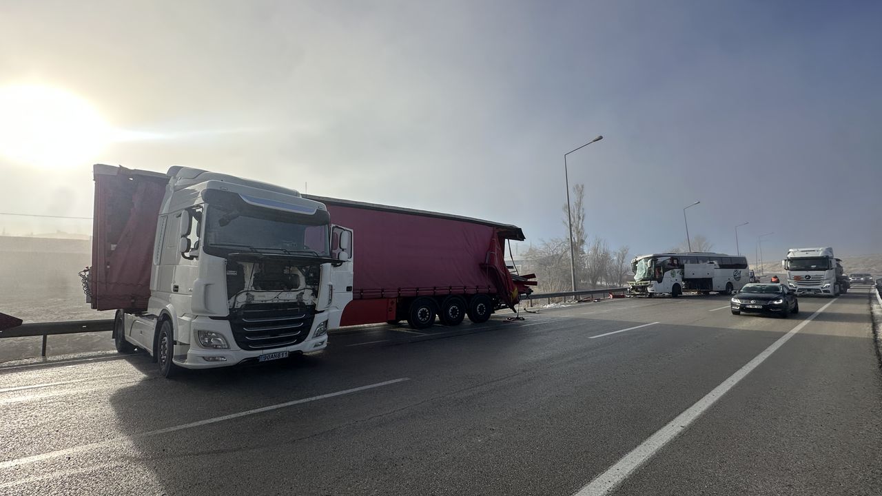 Erzurum'da otobüs ile tırın çarpıştığı kazada 11 kişi yaralandı.