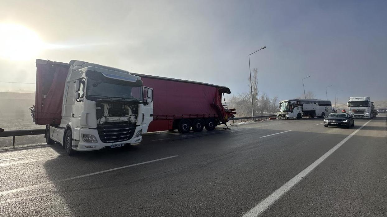 Erzurum'da yolcu otobüsü ile tır çarpıştı: 11 kişi yaralandı.