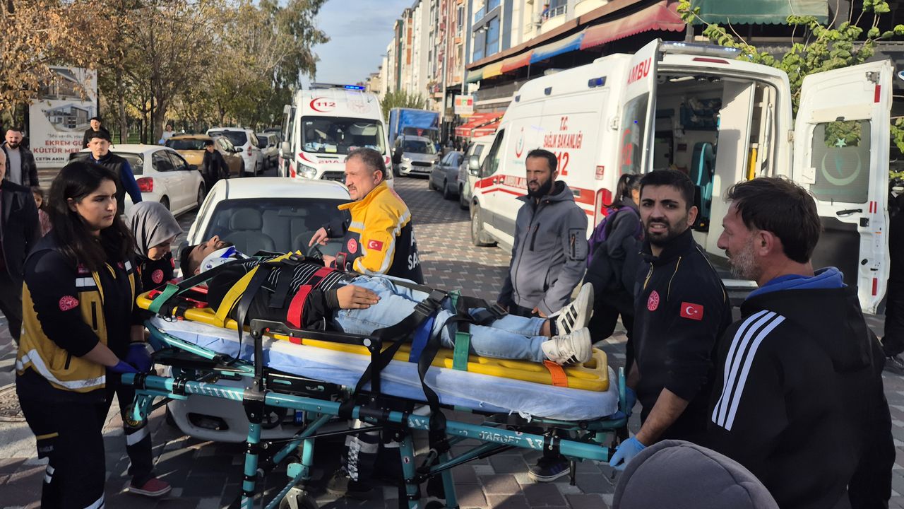 Manisa'da motosikletle araba çarpıştı, 2 kişi yaralandı.