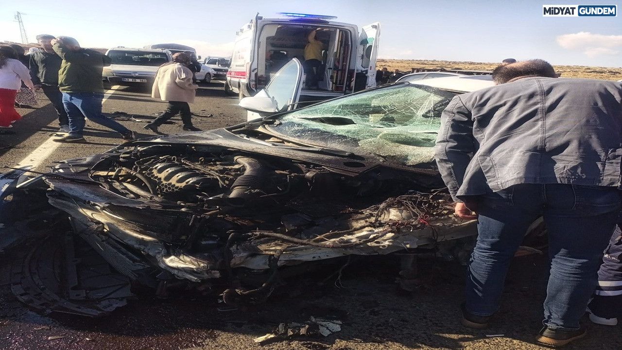 Midyat–Dargeçit Yolu'nda Çift Yönlü Kaza: 2 Kişi Yaralandı
