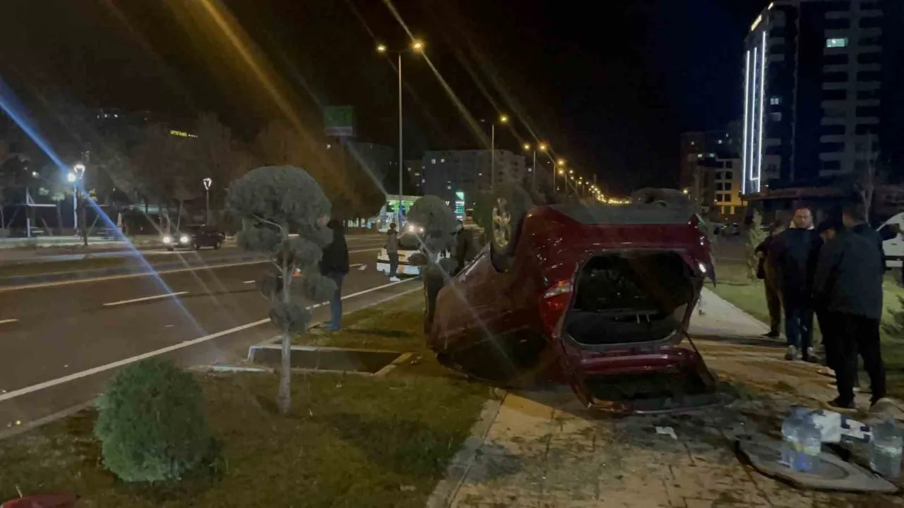 4 kişi yaralı: Nevşehir’de zincirleme kaza sonucu araç takla attı.