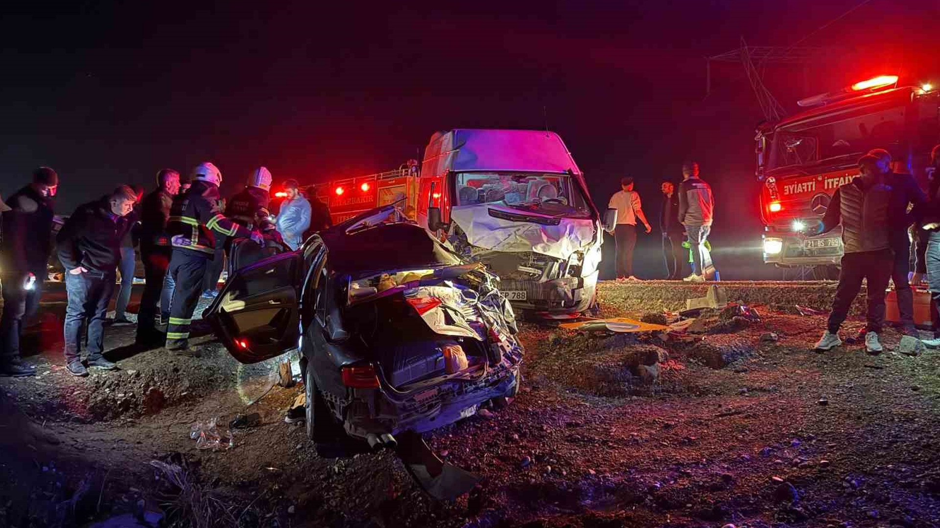 Çınar, Diyarbakır'da zincirleme kaza: Üç ölü, 7 yaralı.