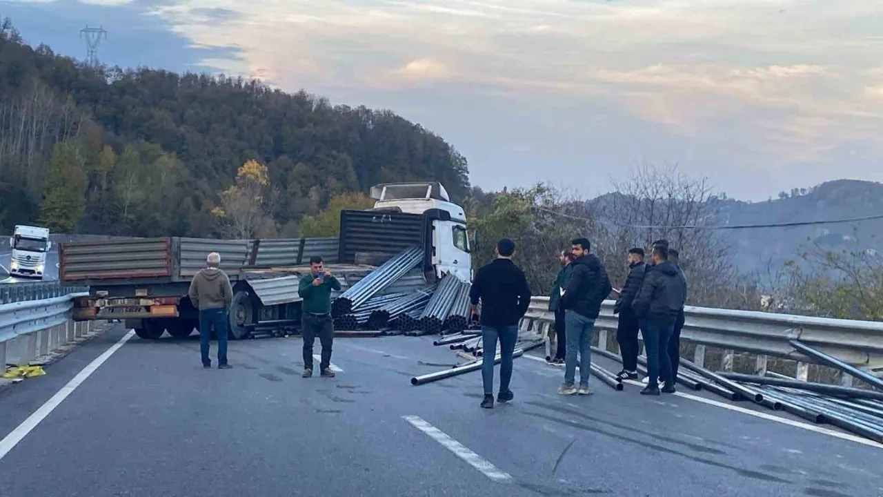 Demir yüklü kamyon bariyerlere çarptı, yol kapatıldı.
