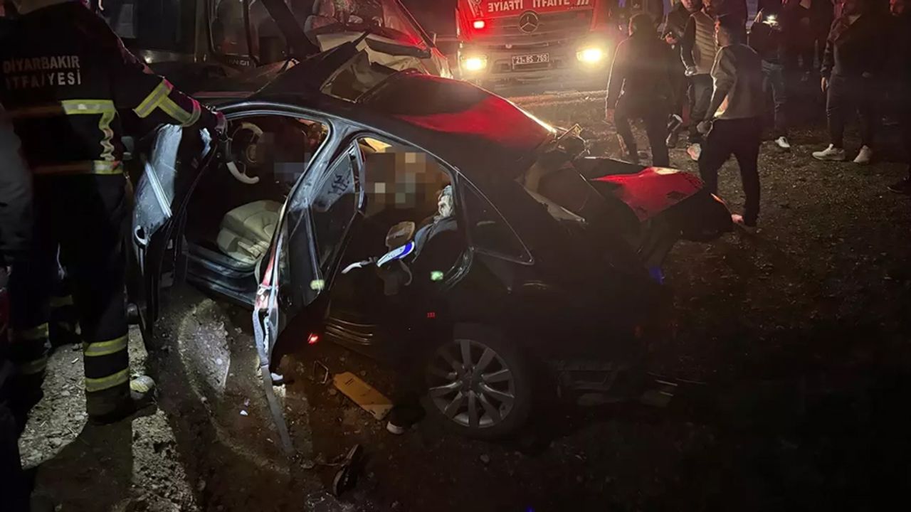 Diyarbakır'da trajik kaza: 5 araç çarpıştı, 3 kişi yaşamını yitirdi, 7 kişi yaralandı.