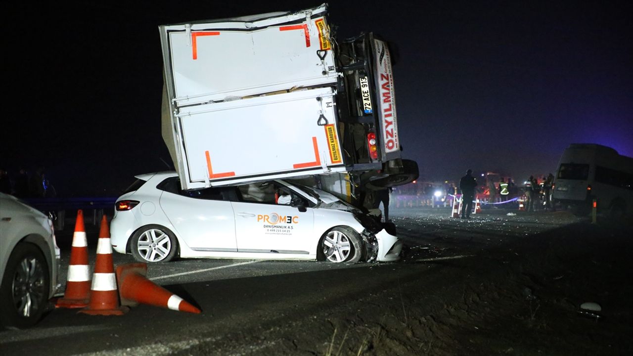 Diyarbakır'da zincirleme kaza: 3 ölü, 14 yaralı, 2 ağır durumda.