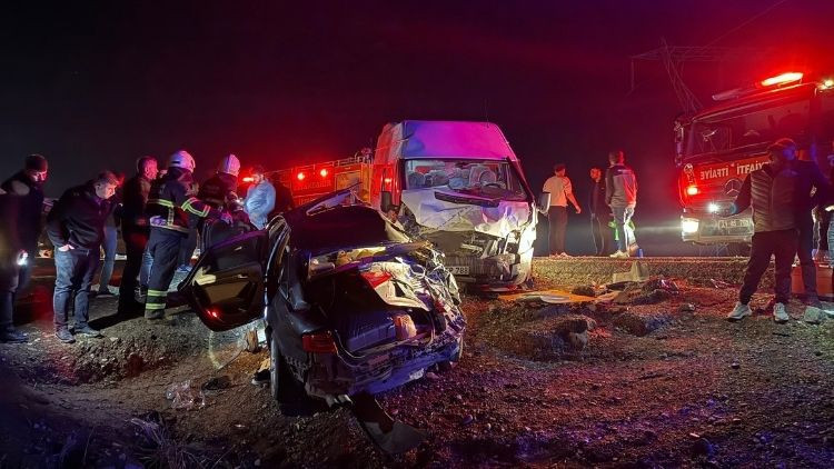 Diyarbakır'da zincirleme trafik kazasında çok sayıda ölü ve yaralı var.