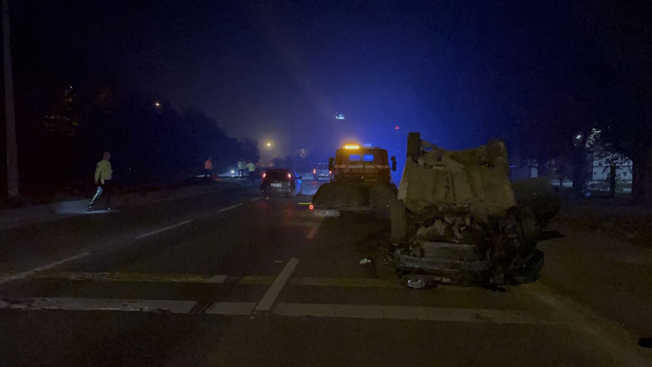 Eskişehir'de araç devrildi, sürücü yaralandı.