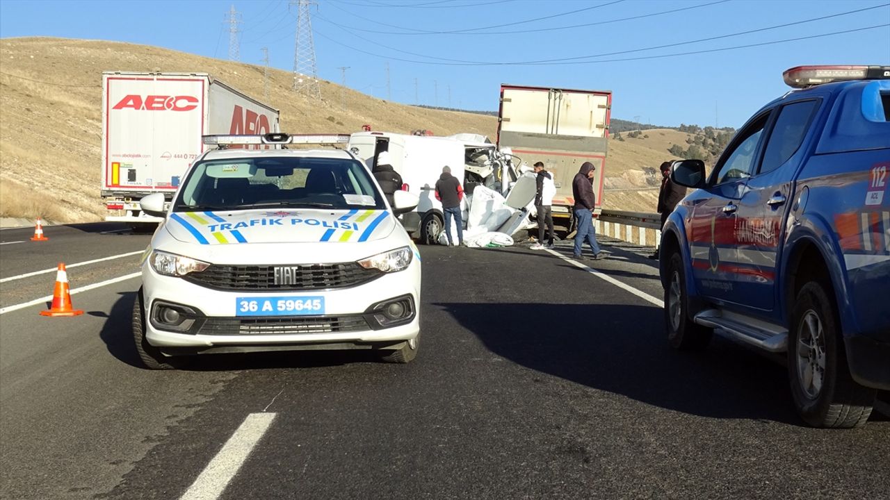 Kars Sarıkamış'ta kamyonetle panelvan kaza yaptı, 2 kişi ağır yaralandı.