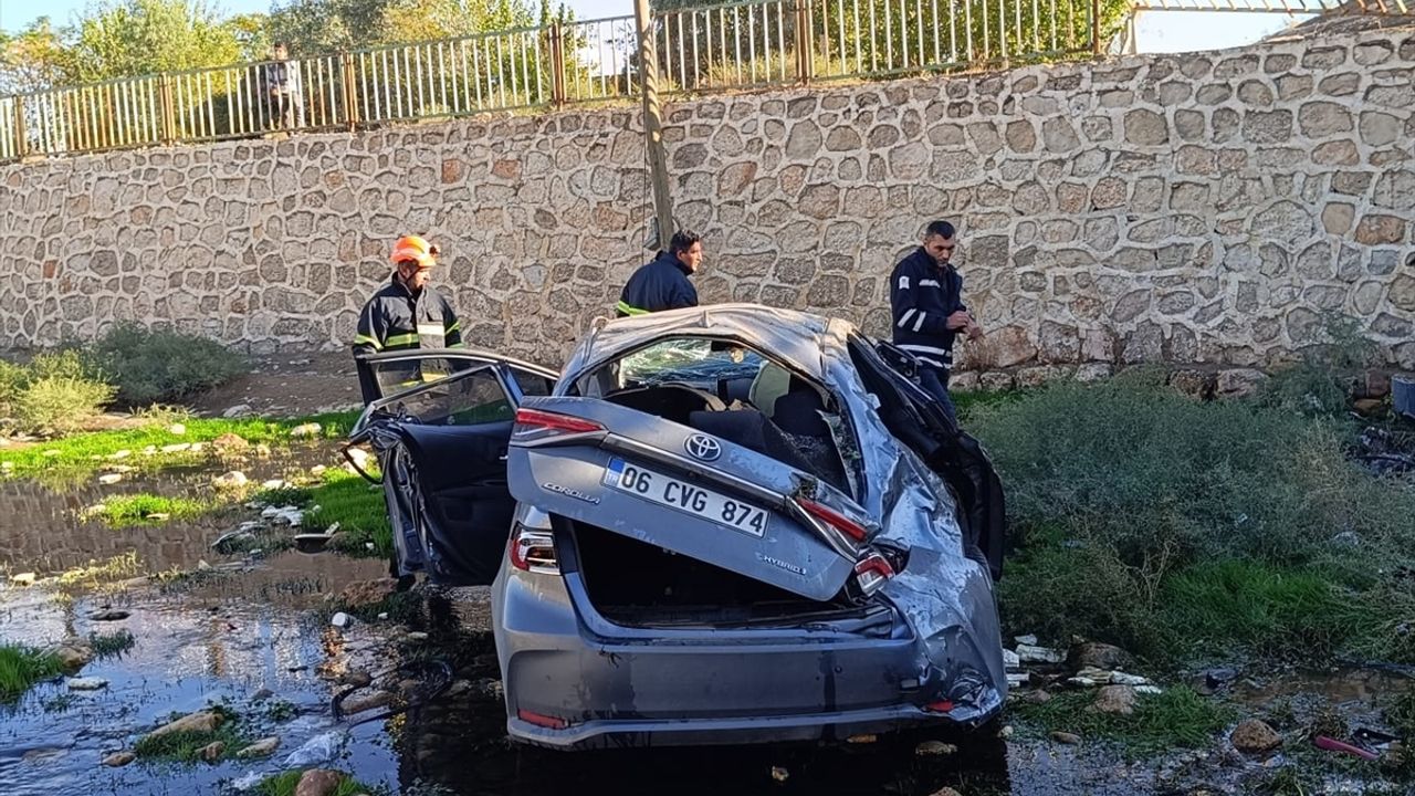 Mardin'deki trafik kazasında araç dere yatağına uçtu ve 3 kişi yaralandı.