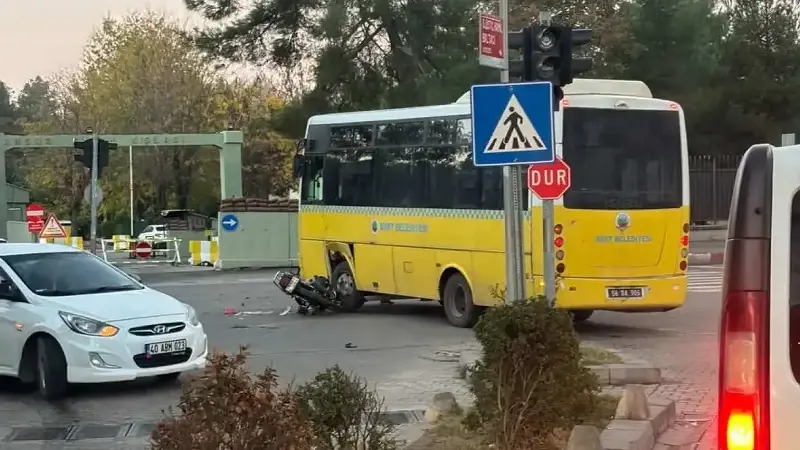 Motosiklet ve otobüs kazasında sürücü öldü, kardeşi ağır yaralandı.