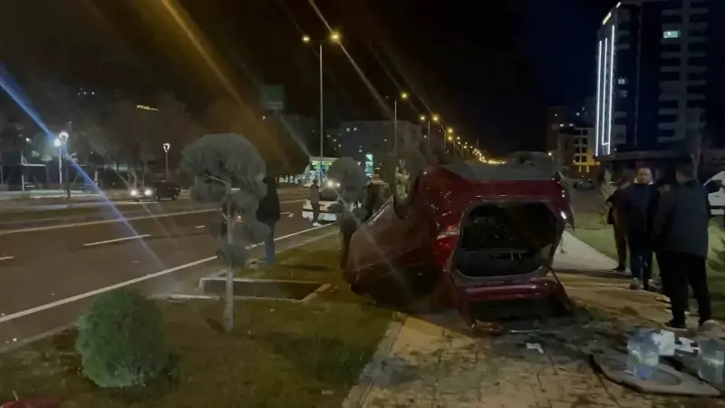 Otomobiller aynı yönde seyrederek çarpıştı: Dört kişi yaralandı.