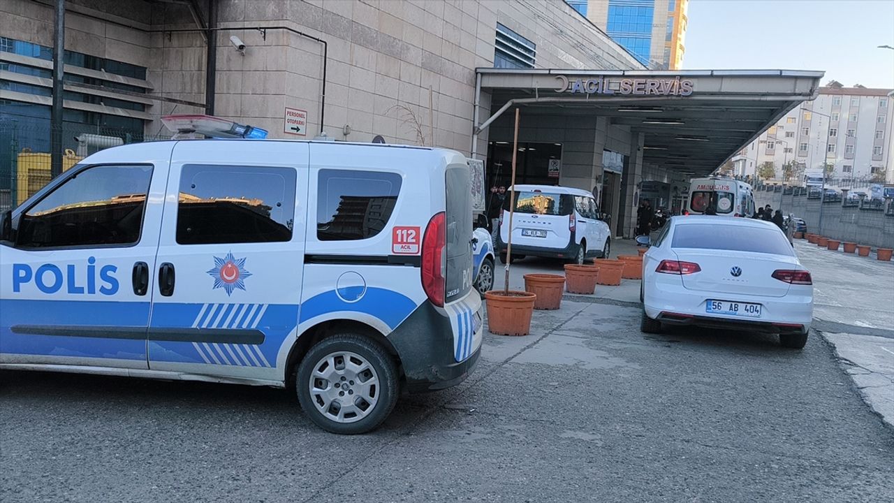 Siirt'te motosiklet ile otobüsün karıştığı trafik kazasında 1 ölü ve 1 ağır yaralı var.