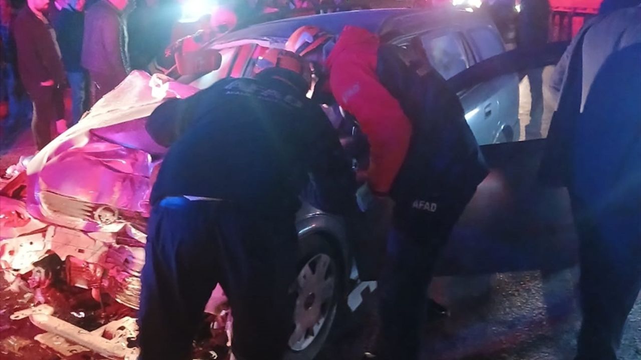 Afyon'da otobüs ve aracın kaza yapması sonucu 1 kişi hayatını kaybetti, 3 kişi yaralandı.