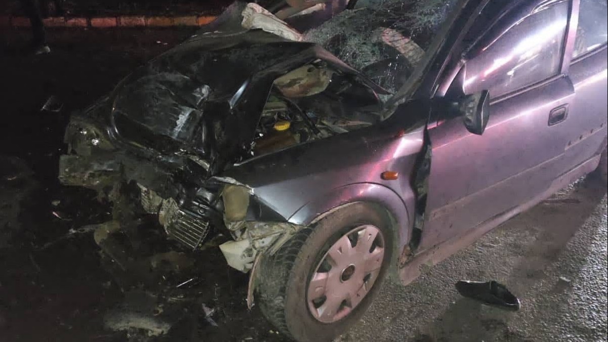 Afyonkarahisar'da trafik kazasında 3 kişi hayatını kaybetti, 1 kişi ise yaralandı.