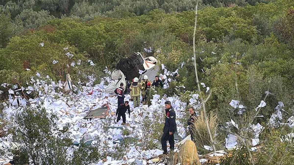 Bursa'da taşıdığı kağıtla devrilen TIR'da 2 kişi hayatını kaybetti.